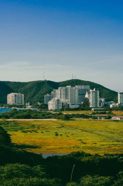 Santa Marta, Magdalena, Kolombiya. 19 Eylül 2024: İnşaat alanlarında ve mavi gökyüzünde kırmızı delikler.