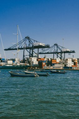 Santa Marta, Magdalena, Kolombiya. 19 Eylül 2024: Mavi gökyüzü ile kentin ticari limanı.