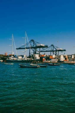 Santa Marta, Magdalena, Kolombiya. 19 Eylül 2024: Mavi gökyüzü ile kentin ticari limanı.