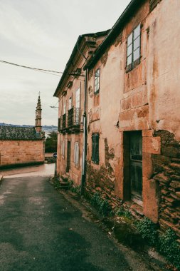 Galiçya, İspanya. 5 Kasım 2024: Mercedes Casas tarafından mimarlık ve sokak.