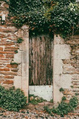 Galiçya, İspanya. 4 Kasım 2024: Sarria 'nın ana caddesi ve mimarisi