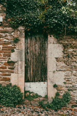 Galiçya, İspanya. 4 Kasım 2024: Sarria 'nın ana caddesi ve mimarisi