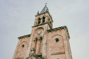 Galiçya, Sarria, İspanya. 4 Kasım 2024: Santa Maria Sarria Kilisesi