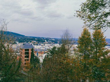 Galiçya, Sarria, İspanya. 4 Kasım 2024: Cezaevi bakış açısında manzara ve panoramik manzara.