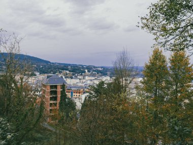 Galiçya, Sarria, İspanya. 4 Kasım 2024: Cezaevi bakış açısında manzara ve panoramik manzara.