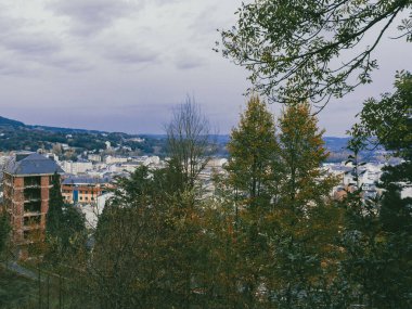 Galiçya, Sarria, İspanya. 4 Kasım 2024: Cezaevi bakış açısında manzara ve panoramik manzara.
