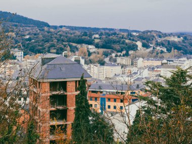 Galiçya, Sarria, İspanya. 4 Kasım 2024: Cezaevi bakış açısında manzara ve panoramik manzara.