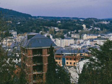 Galiçya, Sarria, İspanya. 4 Kasım 2024: Cezaevi bakış açısında manzara ve panoramik manzara.