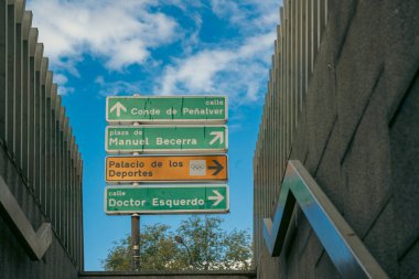 Madrid, İspanya. 30 Ekim 2024: Sokak isimleriyle şehir ilanları ve tabelaları.