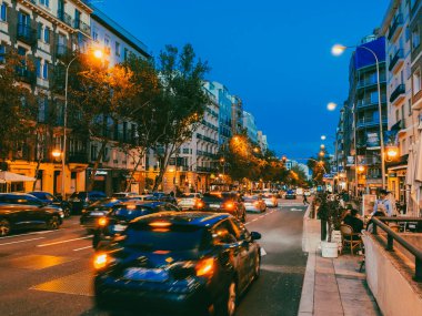 Madrid, İspanya. 3 Kasım 2024: Madrid 'in gece fotoğrafları ve trafiği.