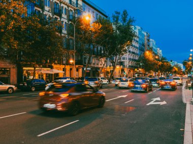 Madrid, İspanya. 3 Kasım 2024: Madrid 'in gece fotoğrafları ve trafiği.