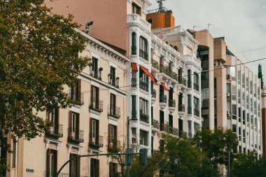 Madrid, İspanya. 16 Kasım 2024: Mavi gökyüzü ile şehrin mimarisi ve cephesi.