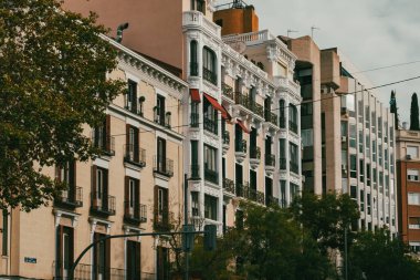 Madrid, İspanya. 16 Kasım 2024: Mavi gökyüzü ile şehrin mimarisi ve cephesi.