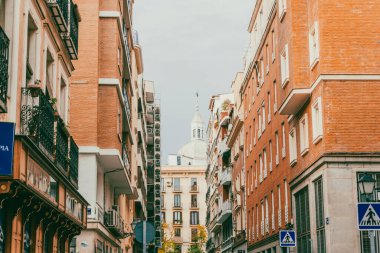 Madrid, İspanya. 16 Kasım 2024: Mavi gökyüzü ile şehrin mimarisi ve cephesi.