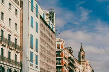 Madrid, İspanya. 16 Kasım 2024: Mavi gökyüzü ile şehrin mimarisi ve cephesi.