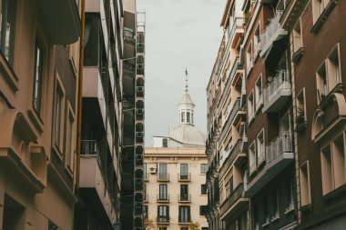 Madrid, İspanya. 16 Kasım 2024: Mavi gökyüzü ile şehrin mimarisi ve cephesi.