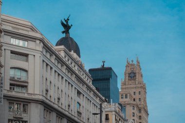 Madrid, İspanya. 16 Kasım 2024: Mavi gökyüzü ile şehrin mimarisi ve cephesi.