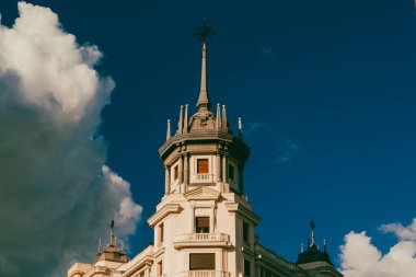 Madrid, İspanya. 16 Kasım 2024: Mavi gökyüzü ile şehrin mimarisi ve cephesi.
