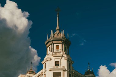Madrid, İspanya. 16 Kasım 2024: Mavi gökyüzü ile şehrin mimarisi ve cephesi.