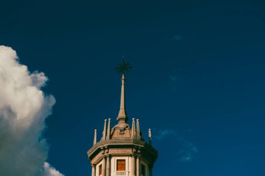 Madrid, İspanya. 16 Kasım 2024: Mavi gökyüzü ile şehrin mimarisi ve cephesi.
