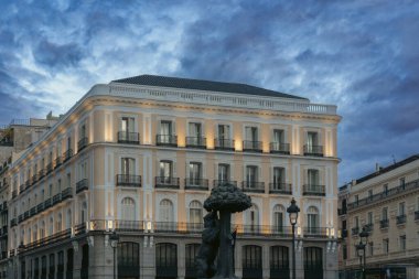 Madrid, İspanya. 30 Ekim 2024: Ayı ve Çilek Ağacı heykeli