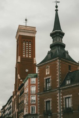 Madrid, İspanya. 14 Kasım 2024: Santa Cruz Sarayı ve Plaza Belediye Başkanı kilisesi.