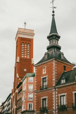 Madrid, İspanya. 14 Kasım 2024: Santa Cruz Sarayı ve Plaza Belediye Başkanı kilisesi.