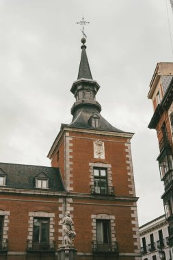 Madrid, İspanya. 14 Kasım 2024: Santa Cruz Sarayı ve Plaza Belediye Başkanı kilisesi.