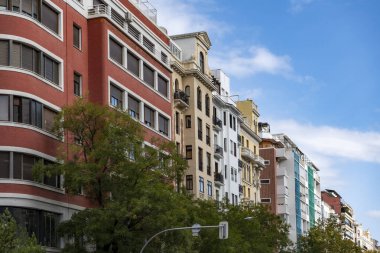 Madrid, İspanya. 30 Ekim 2024: Güzel cepheli şehir mimarisi.