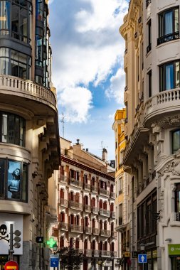 Madrid, İspanya. 30 Ekim 2024: Güzel cepheli şehir mimarisi.