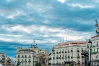 Madrid, İspanya. 30 Ekim 2024: Güzel cepheli şehir mimarisi.