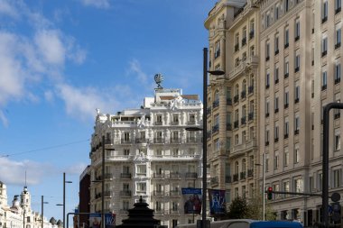 Madrid, İspanya. 30 Ekim 2024: Güzel cepheli şehir mimarisi.