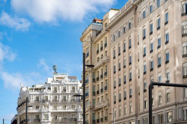 Madrid, İspanya. 30 Ekim 2024: Güzel cepheli şehir mimarisi.