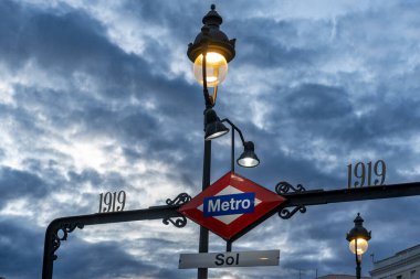 Madrid, İspanya. 30 Ekim 2024: Madrid 'deki Puerta del Sol metro istasyonu bulutlu gökyüzü.