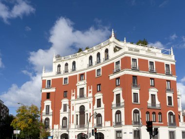 Madrid, İspanya. 3 Kasım 2024: Ibarra Markizi ve mavi gökyüzü sarayı.