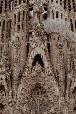 Barselona, İspanya. 31 Ekim 2024: Sagrada Familia 'nın mimarisinin ayrıntılarıyla manzara.