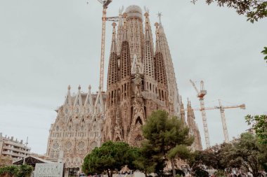 Barselona, İspanya. 31 Ekim 2024: Sagrada Familia 'nın mimarisinin ayrıntılarıyla manzara.