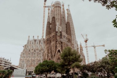 Barselona, İspanya. 31 Ekim 2024: Sagrada Familia 'nın mimarisinin ayrıntılarıyla manzara.
