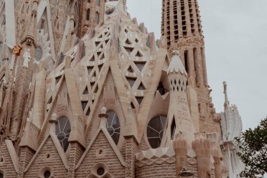 Barselona, İspanya. 31 Ekim 2024: Sagrada Familia 'nın mimarisinin ayrıntılarıyla manzara.