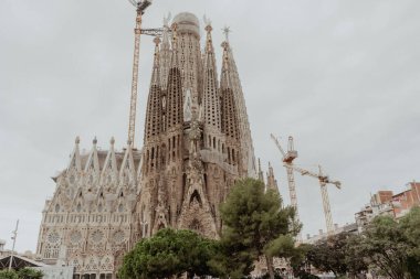 Barselona, İspanya. 31 Ekim 2024: Sagrada Familia 'nın mimarisinin ayrıntılarıyla manzara.