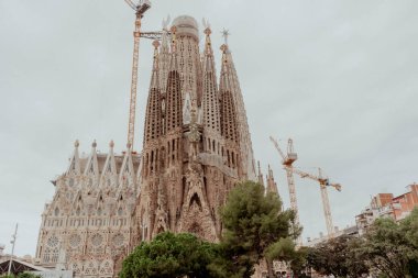 Barselona, İspanya. 31 Ekim 2024: Sagrada Familia 'nın mimarisinin ayrıntılarıyla manzara.
