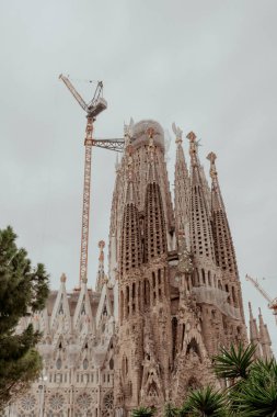 Barselona, İspanya. 31 Ekim 2024: Sagrada Familia 'nın mimarisinin ayrıntılarıyla manzara.
