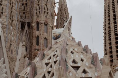 Barselona, İspanya. 31 Ekim 2024: Sagrada Familia 'nın mimarisinin ayrıntılarıyla manzara.