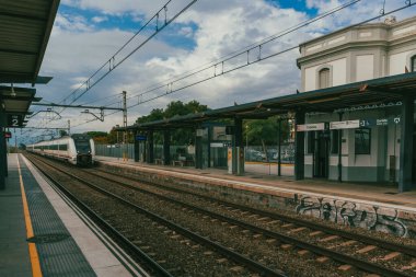 Cubelles, Catalua, İspanya. 1 Kasım 2024: Cubelles metro istasyonunda mimarlık ve demiryolu.
