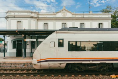 Cubelles, Catalua, İspanya. 1 Kasım 2024: Cubelles metro istasyonunda mimarlık ve demiryolu.