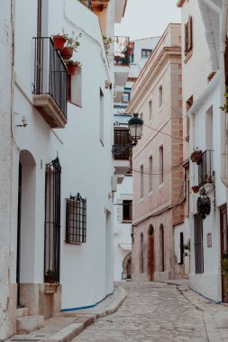 Sitges, Barselona, İspanya. 1 Kasım 2024: Maricel Sarayı Müzesi ve Sakinlik Köşesi, Sitges