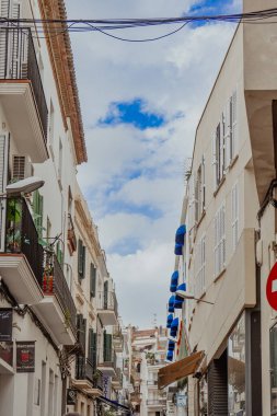 Sitges, Barselona, İspanya. 1 Kasım 2024: Sitges 'in mimarisi ve cephesi.