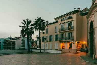 Sitges, Barselona, İspanya. 1 Kasım 2024: Sitges 'in mimarisi ve cephesi.