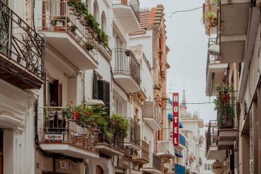 Sitges, Barselona, İspanya. 1 Kasım 2024: Sitges 'in mimarisi ve cephesi.