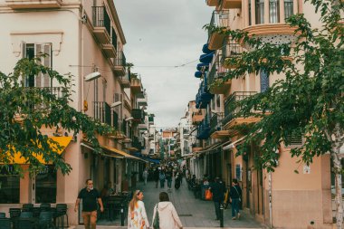 Sitges, Barselona, İspanya. 1 Kasım 2024: Sitges 'in mimarisi ve cephesi.